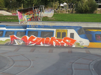 838217 Detail van het grote graffitikunstwerk 'treinen' van 'Jan is de Man' uit 2018, met bijgespoten een gestileerde ...